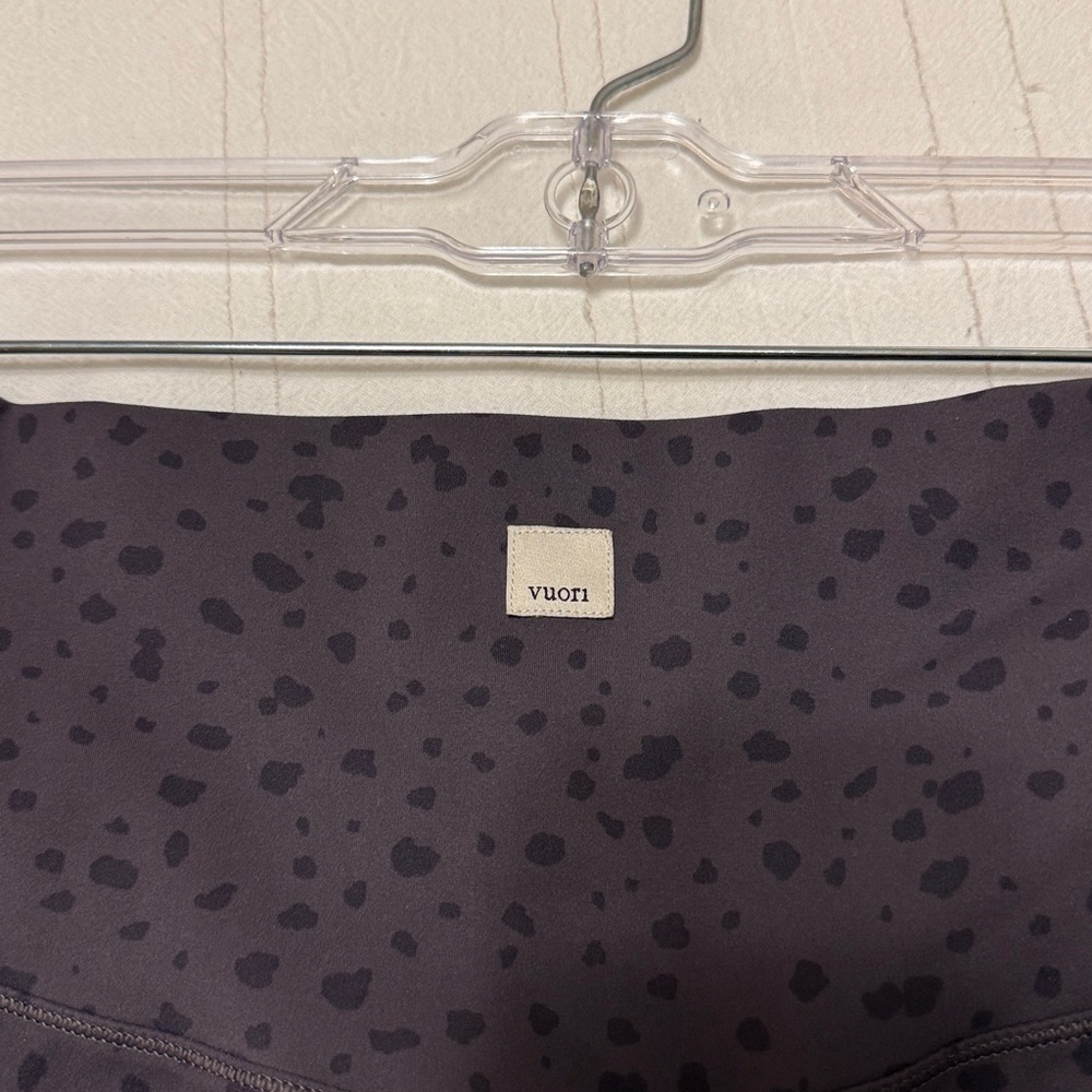 Vuori Studio Printed Leggings "Elm Dots" colorway. - Picture 3 of 7